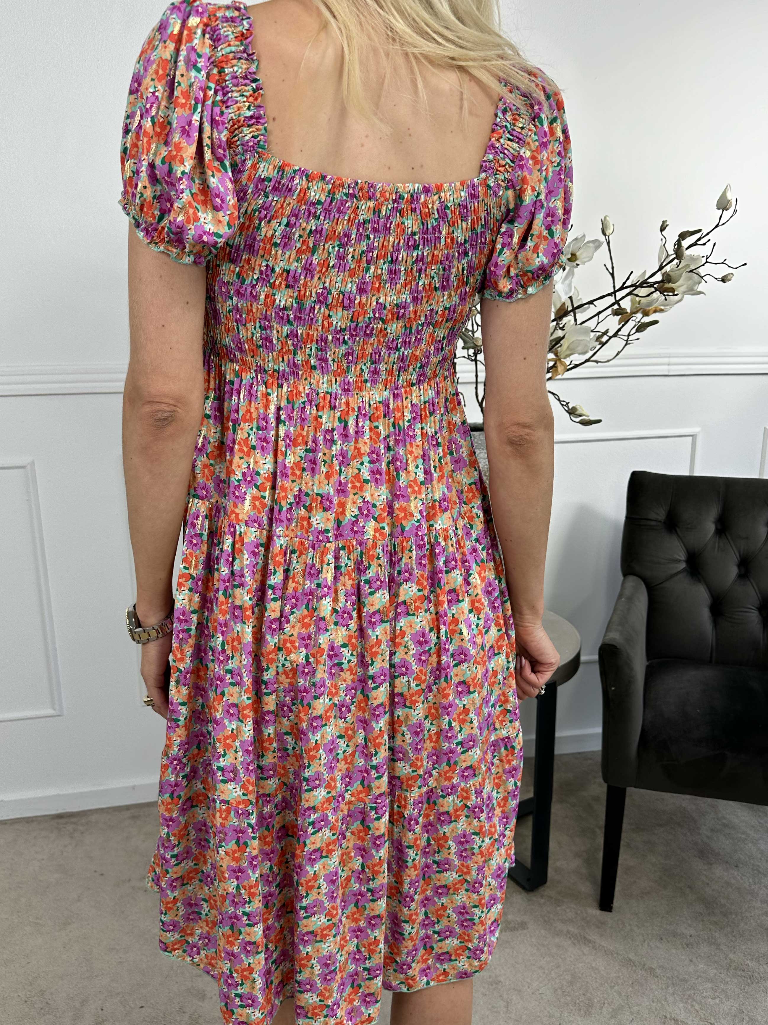 Daphne - Söt blommig sommarklänning med smockad byst